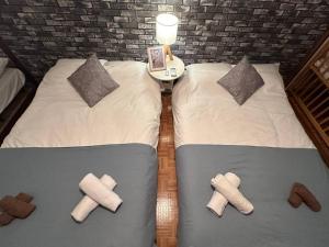 大阪中心地にステイ！無料駐車場付き物件！最大7名宿泊可能、1DK戸建を一棟貸切！無料WIFI付き！にあるベッド