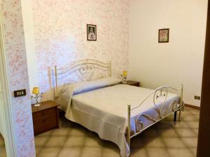 een slaapkamer met een bed in een kamer met roze behang bij Tenuta Zizzi in Fasano