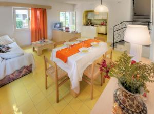 a kitchen and living room with a table and chairs at Villaggio Riva Musone in Porto Recanati