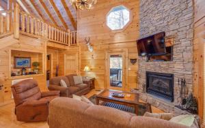 TV a/nebo společenská místnost v ubytování Enchanted Forest