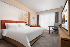 Llit o llits en una habitació de Hampton by Hilton Guangzhou Renhe Baiyun Airport-Free Shuttle bus at Guangzhou Baiyun Airport