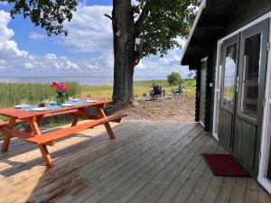 Imagen de la galería de Suure-Kuuse kämpingud otse järve kaldal, en Valma