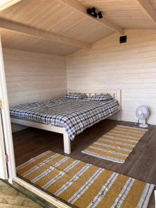Postel nebo postele na pokoji v ubytování Suure-Kuuse kämpingud otse järve kaldal + 17 fotografií