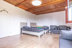 Setusvæði á Comfy Rooms in Shared villa with Terrace and Garden
