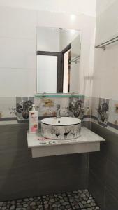 Ένα μπάνιο στο Homestay Nàng Lèng