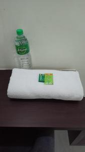 Una botella de agua sobre una mesa con una toalla. en Groves, en Ranchi