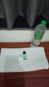 Una botella de agua y un termómetro sobre un papel blanco. en Groves, en Ranchi