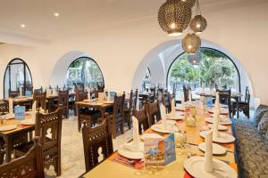 Un restaurante o sitio para comer en Nozha Beach Resort & Spa