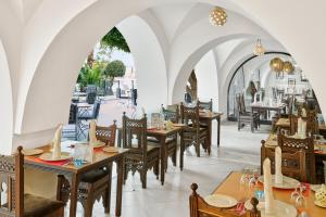 Un restaurante o sitio para comer en Nozha Beach Resort & Spa
