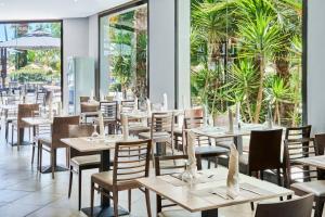 Un restaurante o sitio para comer en Nozha Beach Resort & Spa