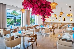 Un restaurante o sitio para comer en Nozha Beach Resort & Spa