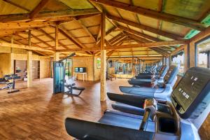 un gimnasio con una fila de máquinas de ejercicio en Nozha Beach Resort & Spa, en Hammamet