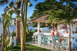 Un restaurante o sitio para comer en Nozha Beach Resort & Spa