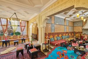 una sala de estar con un sofá y una mesa en Nozha Beach Resort & Spa, en Hammamet
