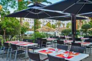 Un restaurante o sitio para comer en Nozha Beach Resort & Spa