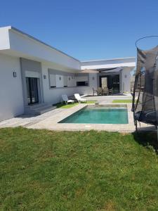 een huis met een zwembad in de tuin bij Villa Kenza in Douar el Khima