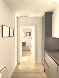a kitchen with a hallway leading to a bathroom at Eduardo Lucena Córdoba Center in Córdoba