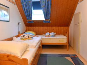 twee bedden in een kleine kamer met een raam bij Fewo 91 WHG C 25 in Burhave in Burhave