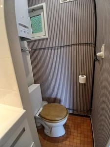 Un pequeño baño con inodoro con asiento de madera. en L'Oxymore, en Hastière-par-delà 10 fotos más