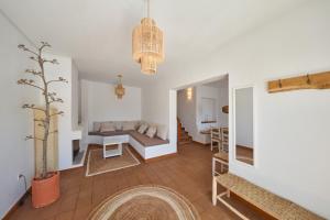 サン・ホセにあるCasa Mondoのソファとテーブルのあるリビングルーム +30枚の写真