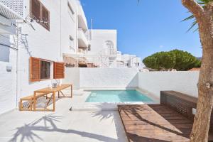 サン・ホセにあるCasa Mondoの建物の隣にスイミングプール付きのヴィラ