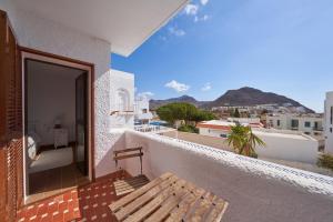 サン・ホセにあるCasa Mondoの木製ベンチ付きのバルコニー