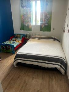 a small bedroom with a bed and a window at Appartement 2 chambres in Marignane