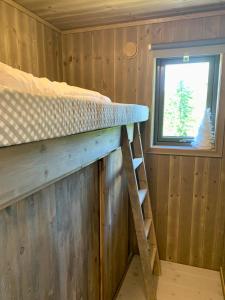 a room with a bunk bed and a window at Sjusjøen Hytteutleie AS in Sjusjøen