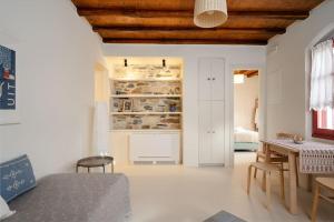 ein Zimmer mit einem Bett, einem Tisch und Stühlen in der Unterkunft Avles Studio in Mélanes