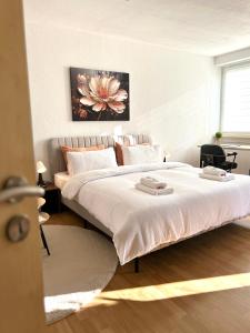 a bedroom with a large bed with two towels on it at Wohnung in Monheim am Rhein in Monheim