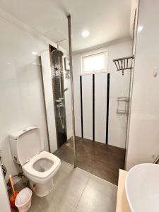 a bathroom with a toilet and a shower and a sink at PALMTREE BREEZE Condo in Amazon Residence in Jomtien Beach +17 photos