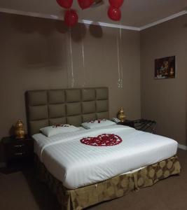 Postel nebo postele na pokoji v ubytování Al Jimi Plaza Hotel