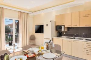 A kitchen or kitchenette at Hotel Aeollos