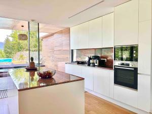 eine Küche mit weißen Schränken und einer Arbeitsplatte in der Unterkunft Casa Da Batoca-Lake view in Ventosa