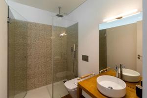ein Badezimmer mit Toilette, Waschbecken und Dusche in der Unterkunft Casa Da Batoca-Lake view in Ventosa + 31 Fotos