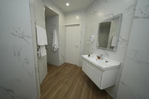 Ένα μπάνιο στο Ser In Hotel