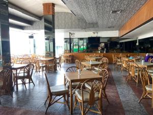 a dining room with tables and chairs and a restaurant at โรงแรมโกลเด้นแกรนด์ พิษณุโลก in Phitsanulok