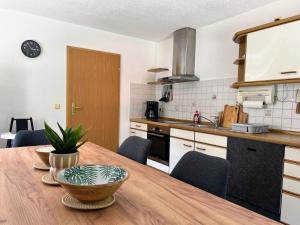 Kuchyň nebo kuchyňský kout v ubytování Famielienapartment An der Forellenschänke
