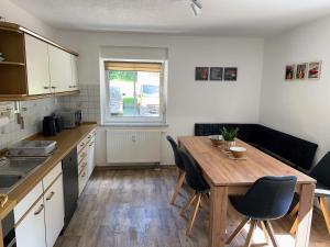 Kuchyň nebo kuchyňský kout v ubytování Famielienapartment An der Forellenschänke