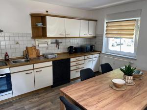 Kuchyň nebo kuchyňský kout v ubytování Famielienapartment An der Forellenschänke