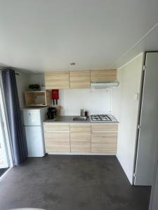 Cucina o angolo cottura di Low Budget - 4 persoons chalet aan het Lauwersmeer
