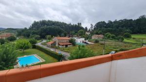 VillabáñezにあるEl ático de Marinucaの家とスイミングプールの景色を望めます。