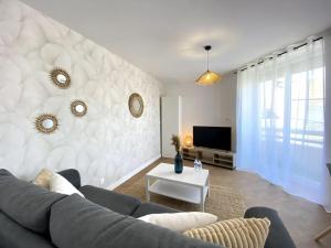 Et tv og/eller underholdning på Le Brennou- Proche centre-climatisé-tout équipé-linges fournis