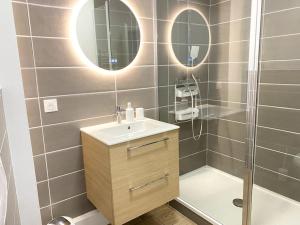 Et badeværelse på Le Brennou- Proche centre-climatisé-tout équipé-linges fournis