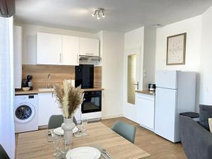 Køkken eller tekøkken på Le Brennou- Proche centre-climatisé-tout équipé-linges fournis + 9 billeder