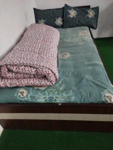 un letto con una coperta sopra di Tharu COOP Homestay in Sauraha -Chitwan a Sauraha