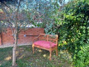 A garden outside Piscina de sal Barbacoa Wifi, Parking Gratis, 3 min PGA Casa El Roble