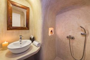 a bathroom with a sink and a shower at Amelie Canaves Finikia in Foinikiá