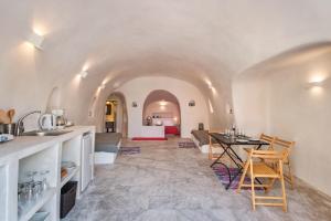 a kitchen and living room with a table and chairs at Amelie Canaves Finikia in Foinikiá +16 photos