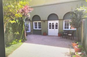 a courtyard of a house with a table and chairs at Casa Cerca del Aeropuerto y del Jarama in Santo Domingo